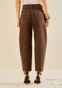 Calça Morena Rosa Cenoura Alta Marrom