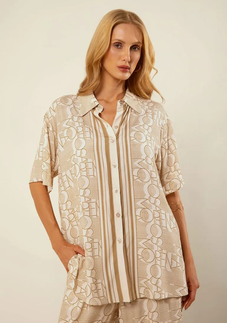 Camisa Morena Rosa Solta Gola Clássica Manga Curta Padrão Bege/Coral