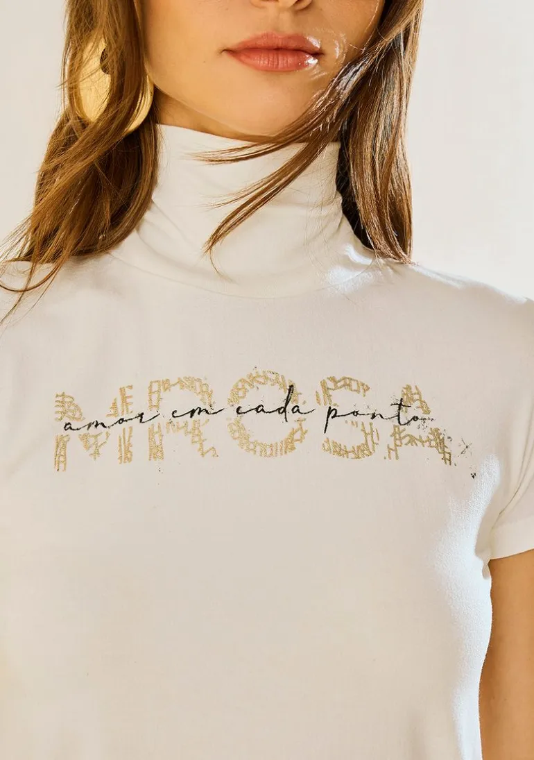 Camiseta Morena Rosa Ajustada Gola Alta Manga Curta Padrão Off White
