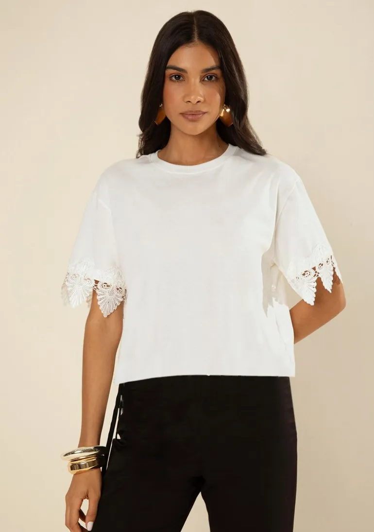 Camiseta Morena Rosa Solta Decote Careca Manga Curta Padrão Off White