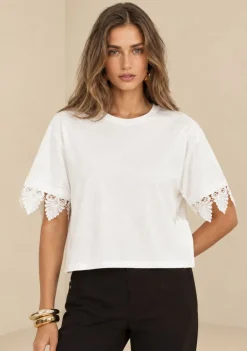 Camiseta Morena Rosa Solta Decote Careca Manga Curta Padrão Off White