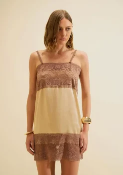 Vestido Morena Rosa Solto Decote Reto Com Alça Curto Bege